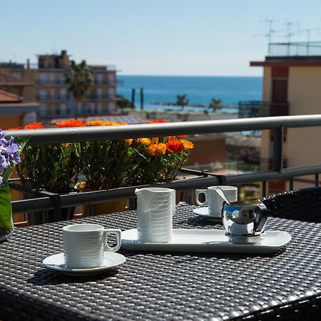Hotel Ristorante La Marina Mhotelsgroup ซานบาร์โตโลเมโอ อัล มาเร ภายนอก รูปภาพ