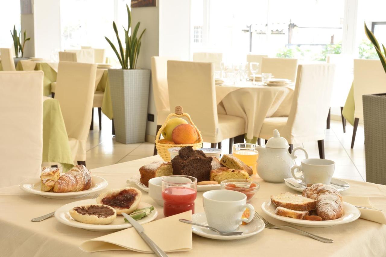 Hotel Ristorante La Marina Mhotelsgroup ซานบาร์โตโลเมโอ อัล มาเร ภายนอก รูปภาพ
