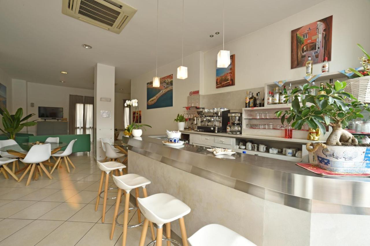 Hotel Ristorante La Marina Mhotelsgroup ซานบาร์โตโลเมโอ อัล มาเร ภายนอก รูปภาพ
