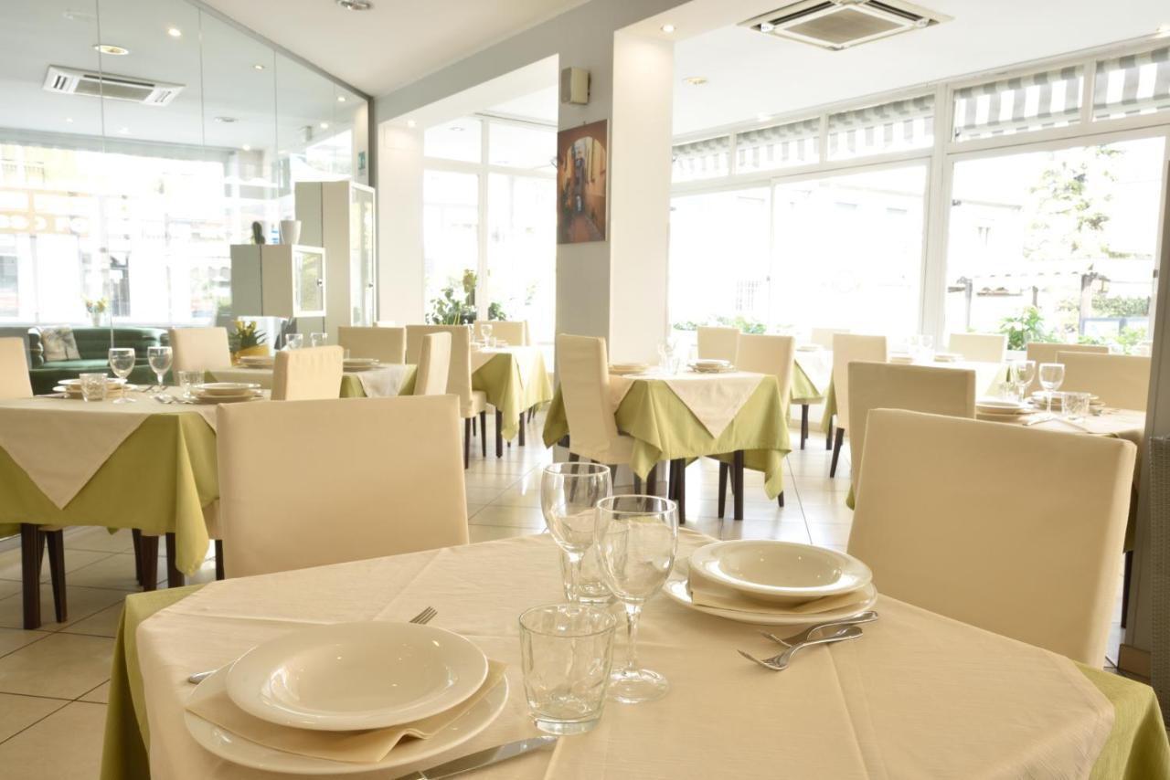 Hotel Ristorante La Marina Mhotelsgroup ซานบาร์โตโลเมโอ อัล มาเร ภายนอก รูปภาพ