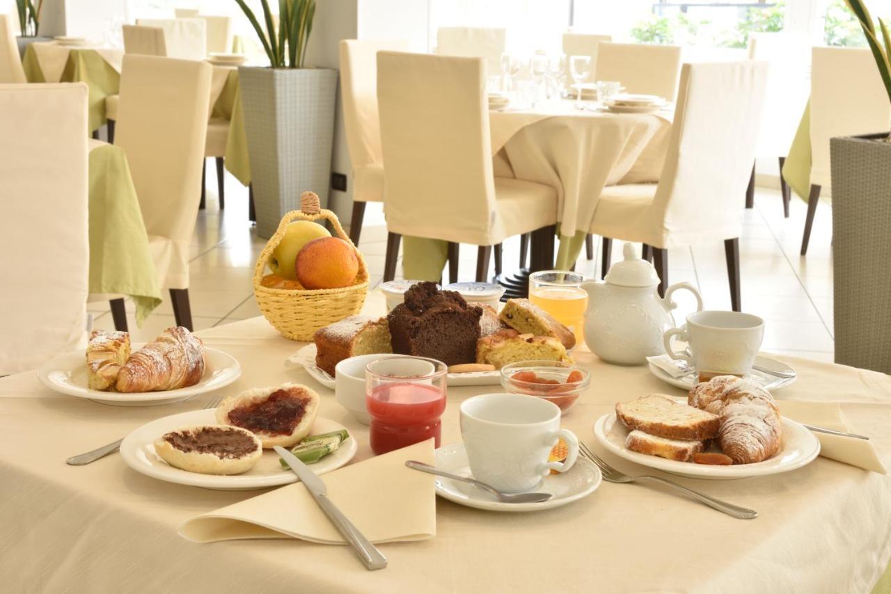 Hotel Ristorante La Marina Mhotelsgroup ซานบาร์โตโลเมโอ อัล มาเร ภายนอก รูปภาพ