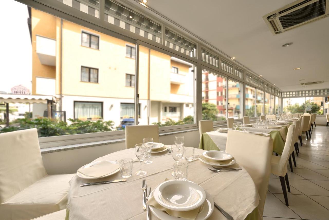 Hotel Ristorante La Marina Mhotelsgroup ซานบาร์โตโลเมโอ อัล มาเร ภายนอก รูปภาพ