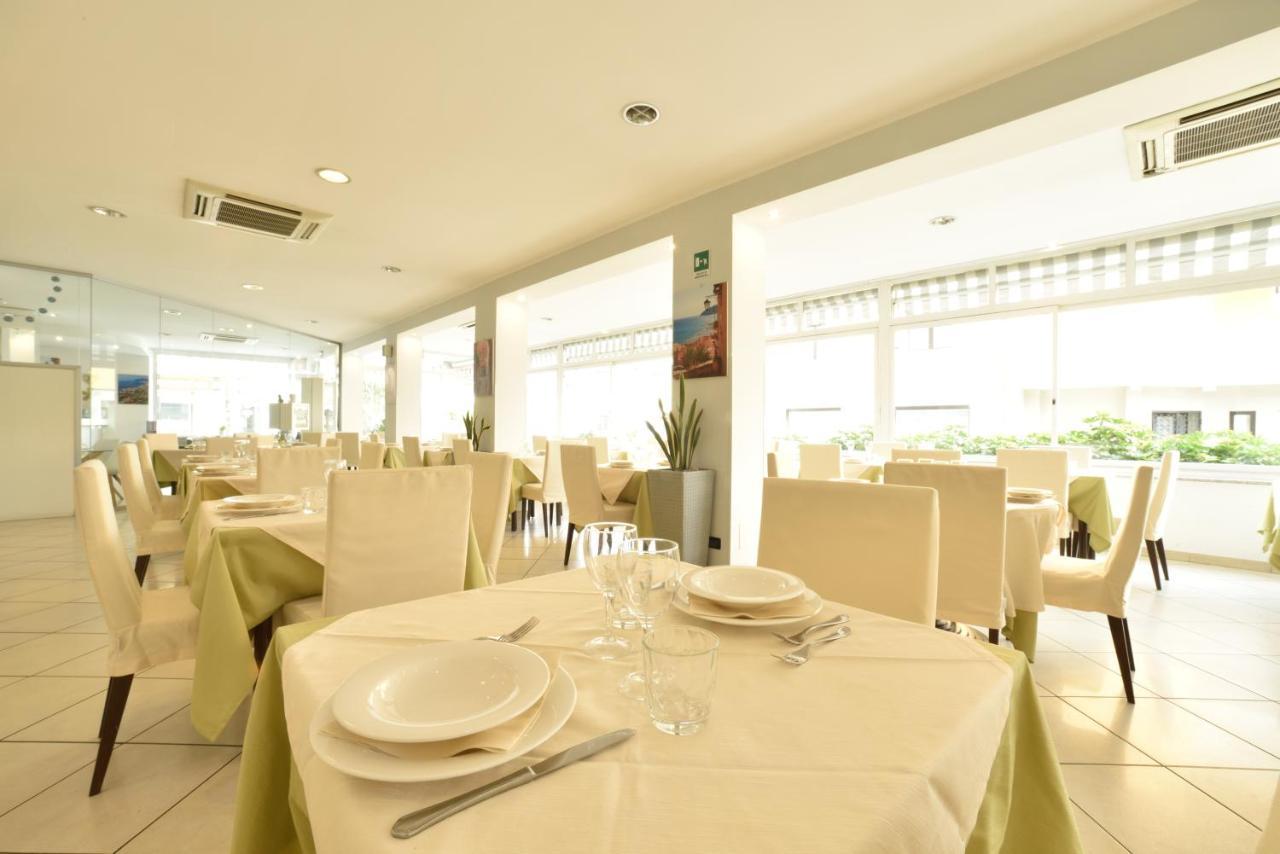 Hotel Ristorante La Marina Mhotelsgroup ซานบาร์โตโลเมโอ อัล มาเร ภายนอก รูปภาพ