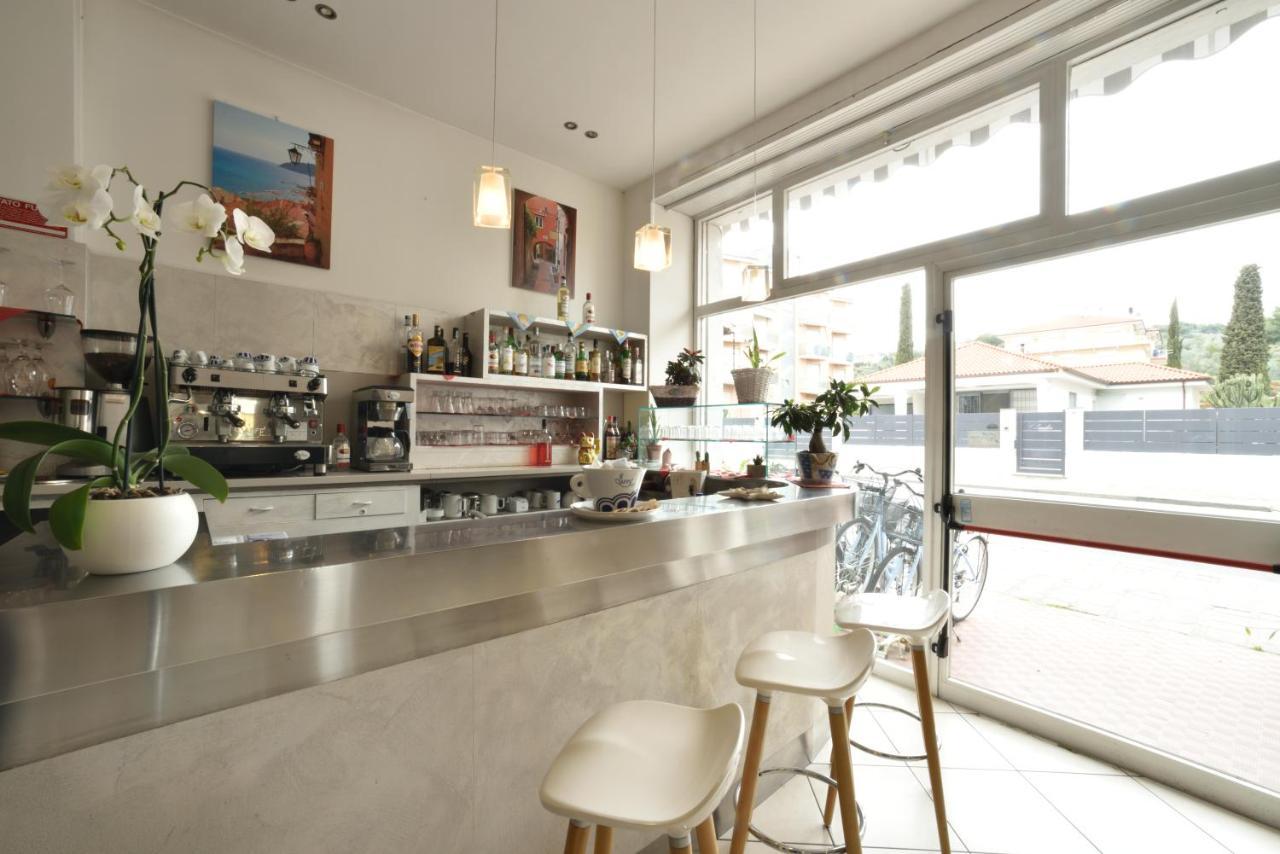 Hotel Ristorante La Marina Mhotelsgroup ซานบาร์โตโลเมโอ อัล มาเร ภายนอก รูปภาพ