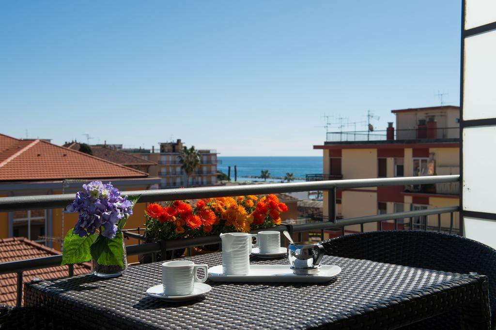 Hotel Ristorante La Marina Mhotelsgroup ซานบาร์โตโลเมโอ อัล มาเร ภายนอก รูปภาพ