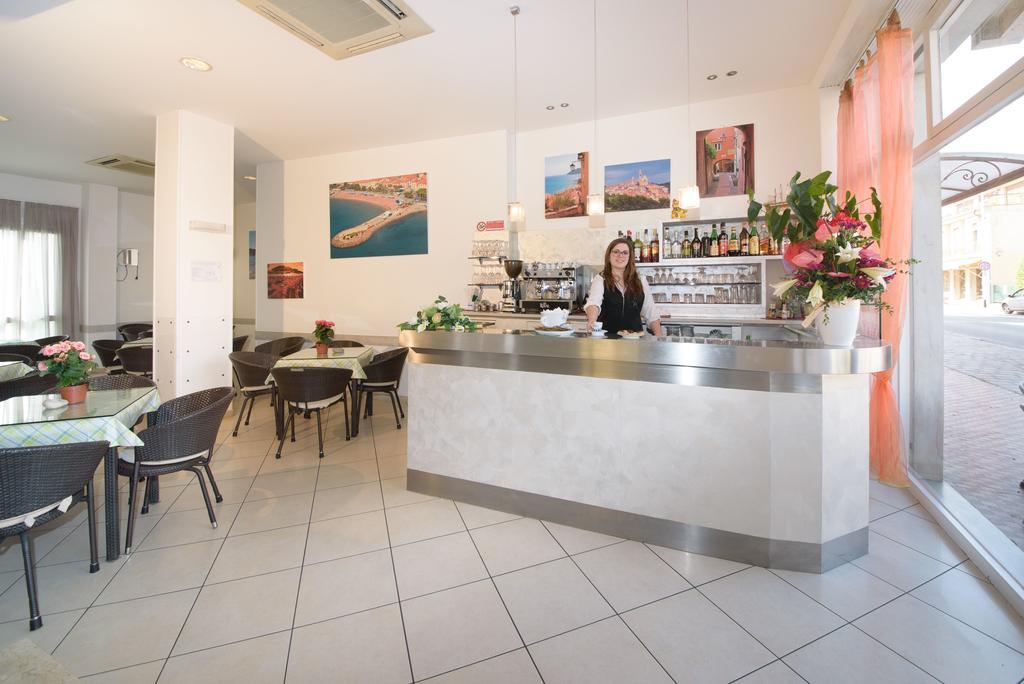 Hotel Ristorante La Marina Mhotelsgroup ซานบาร์โตโลเมโอ อัล มาเร ภายนอก รูปภาพ