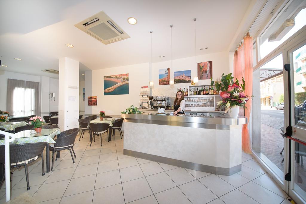 Hotel Ristorante La Marina Mhotelsgroup ซานบาร์โตโลเมโอ อัล มาเร ภายนอก รูปภาพ