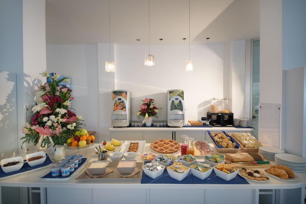 Hotel Ristorante La Marina Mhotelsgroup ซานบาร์โตโลเมโอ อัล มาเร ภายนอก รูปภาพ