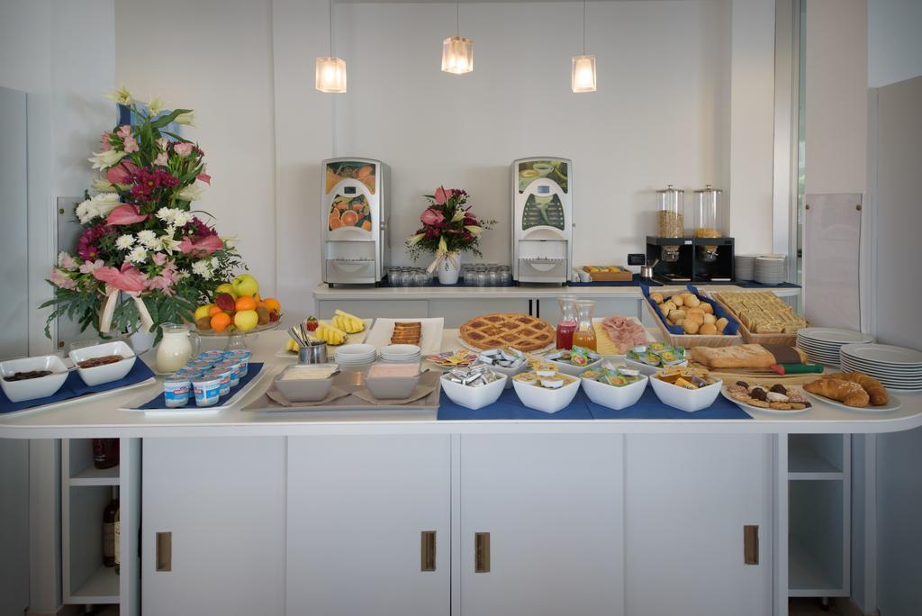 Hotel Ristorante La Marina Mhotelsgroup ซานบาร์โตโลเมโอ อัล มาเร ภายนอก รูปภาพ