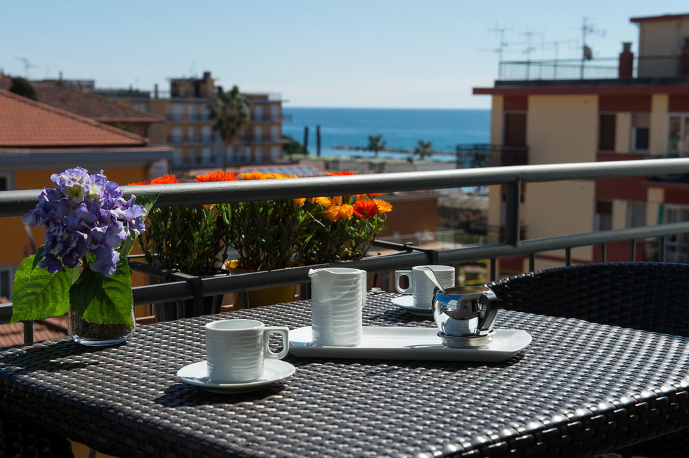 Hotel Ristorante La Marina Mhotelsgroup ซานบาร์โตโลเมโอ อัล มาเร ภายนอก รูปภาพ